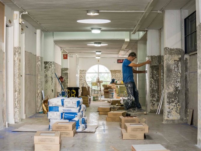 Un trabajador realiza obras en un colegio de San Fernando.
