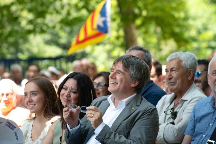 El expresidente de la Generalitat de Catalunya, Carles Puigdemont (c), durante el acto de celebración del cuarto aniversario de la fundación de Junts, en el Thétre de Verdure, a 27 de julio de 2024, en Amélie-les-Bains-Palalda (Francia). 
