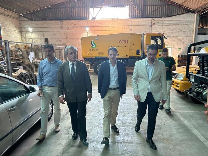 El consejero de Presidencia, Interior y Diálogo Social, Abel Bautista, y el de Gestión Forestal y Mundo Rural, Ignacio Higuero, en su visita al centro del Infoex en Cáceres.