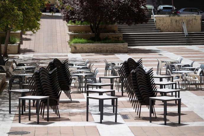 Archivo - Sillas vacías en una terraza.