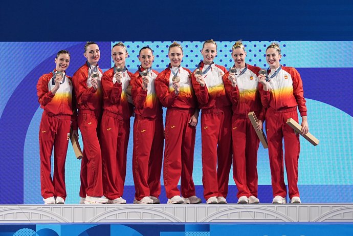 El equipo español de natación sincronizada con la medalla de bronce ganada en Equipos en los Juegos Olímpicos de Paris 2024