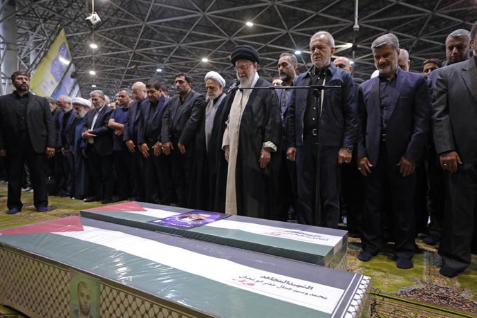 HANDOUT - 01 August 2024, Iran, Tehran: Iranian Supreme Leader Ayatollah Ali Khamenei (C) and Iranian President Masoud Pezeshkian with other officials perform the funeral prayer for Hamas leader Ismail Haniyeh and his bodyguard. Photo: Iranian Supreme L