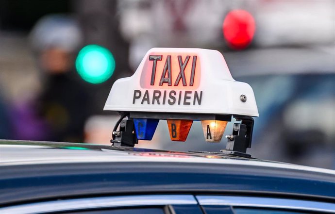 Archivo - FILED - 06 May 2024, France, Paris: A cab drives through the city center. French police have reportedly started a fraud investigation against a Paris taxi driver who has bee accused of charging an Olympic official from Qatar ·1,499 ($1,639) inst