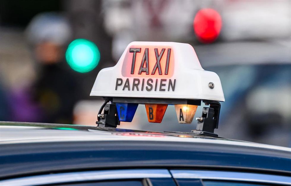 Archivo - FILED - 06 May 2024, France, Paris: A cab drives through the city center. French police have reportedly started a fraud investigation against a Paris taxi driver who has bee accused of charging an Olympic official from Qatar 1,499 ($1,639) in