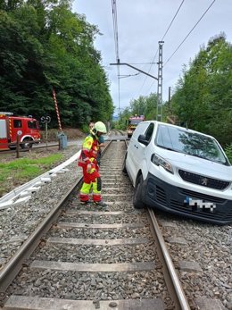 Bomberos del 112 retiran una furgoneta atascada en las vías del tren en Molledo