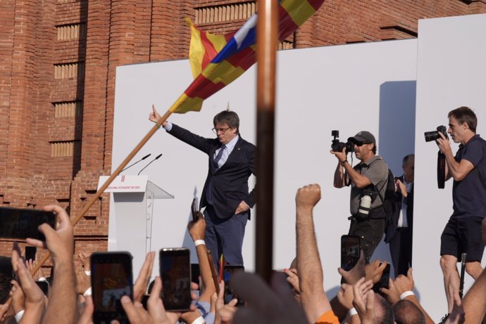 El expresidente de la Generalitat de Catalunya, Carles Puigdemont llega para intervenir en un acto de bienvenida organizado por entidades independentistas en el paseo Lluís Companys, a 8 de agosto de 2024, en Barcelona, Catalunya (España).