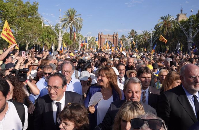 Rull, Borràs, Mas y otros dirigentes marchan hacia el Parlament