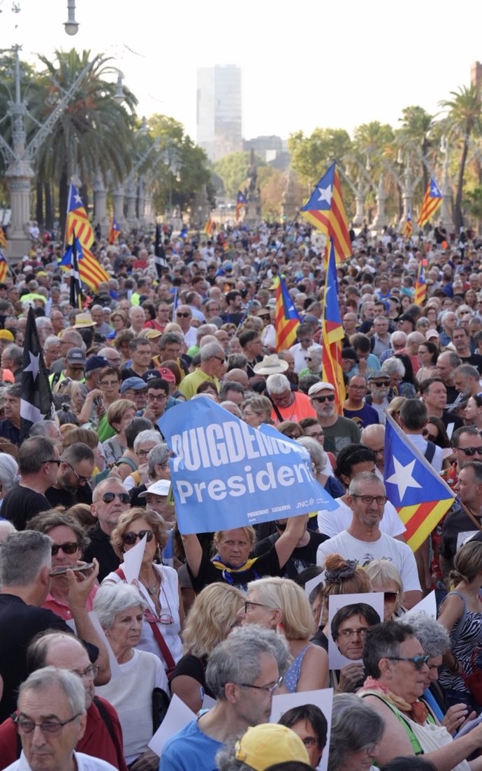 Centenares de personas con banderas de la estelada durante una concentración para recibir al expresidente de la Generalitat Carles Puigdemont en el paseo Lluís Companys.