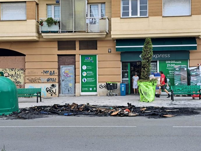 Contenedores quemados en una localidad costera vizcaína de Uribe Kosta