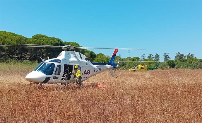 Uno de los medios aéreos que ha participado en el incendio en un paraje de Cartaya.