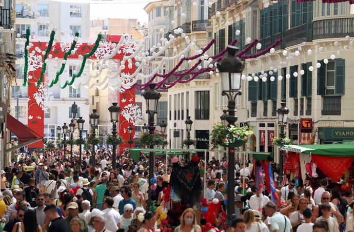 Archivo - Miles de personas llenan la calle Larios durante la Feria de Málaga, que entra en el ecuador de la semana grande de la ciudad malacitana. A 17 de agosto de 2022 en Málaga, (Andalucía).