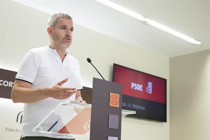 Archivo - El portavoz de Educación del Grupo Parlamentario Socialista, Ignacio Urquizu, en rueda de prensa.