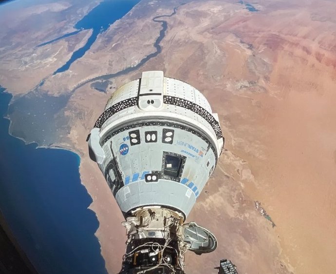 Archivo - Starliner acoplada a la Estación Espacial con el delta del Nilo de fondo