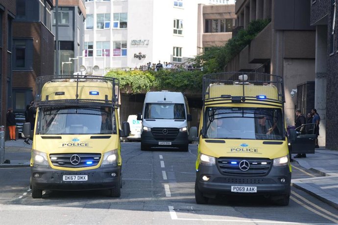 Imagen de archivo de varios vehículos policiales durante las protestas en Reino Unido.
