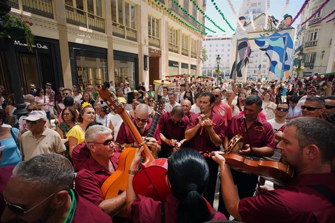 Archivo - Varias pandas de verdiales amenizan el día en la Feria de Málaga en una imagen de archivo 