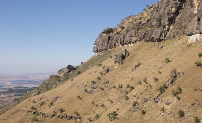 Escarpe en las montañas Drakensberg en Sudáfrica