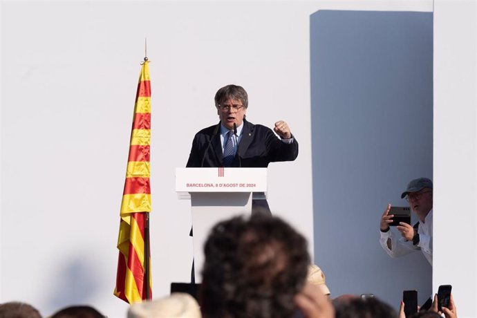 El expresidente de la Generalitat de Catalunya Carles Puigdemont interviene durante un acto de bienvenida organizado por entidades independentistas en el paseo Lluís Companys, a 8 de agosto de 2024, en Barcelona. 