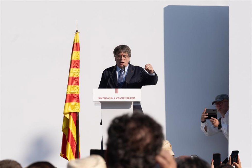 El expresidente de la Generalitat de Catalunya Carles Puigdemont interviene durante un acto de bienvenida organizado por entidades independentistas en el paseo Lluís Companys, a 8 de agosto de 2024, en Barcelona.