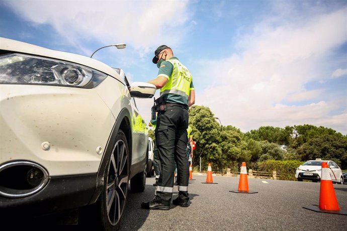 Archivo - Un policía para a los coches para someter a pruebas de control de consumo de drogas y alcohol en imagen de archivo.