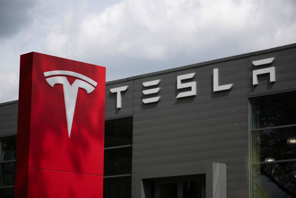 Archivo - 23 April 2024, Berlin: The Tesla logo pictured on a car dealership. The car manufacturer Tesla presents its business figures for the past quarter after a decline in deliveries.