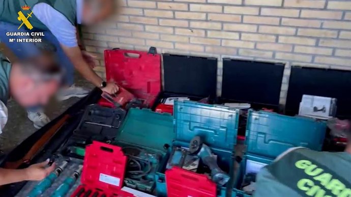 Herramientas para efectuar el montaje de paneles fotovoltaicos sustraídas por la Guardia Civil en la Operación.