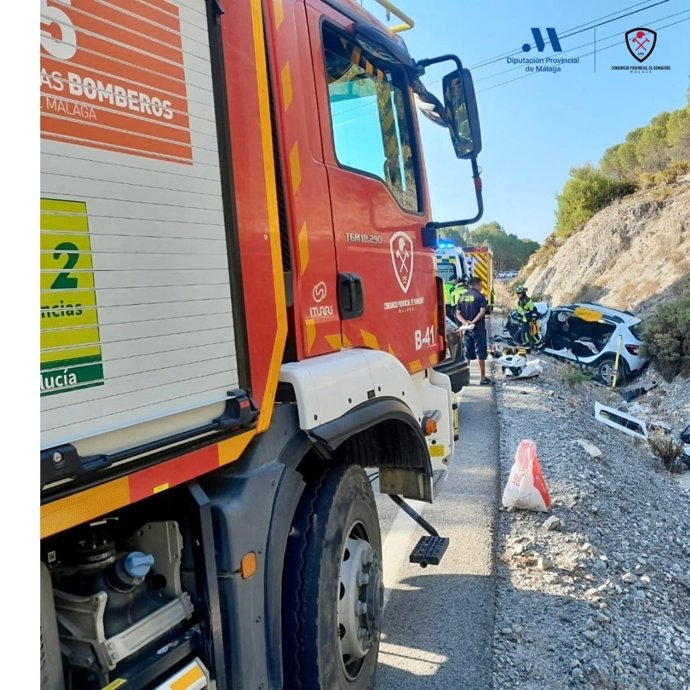Bomberos del Consorcio Provincial intervienen en un accidente entre dos turismos en la A-355, en Monda.