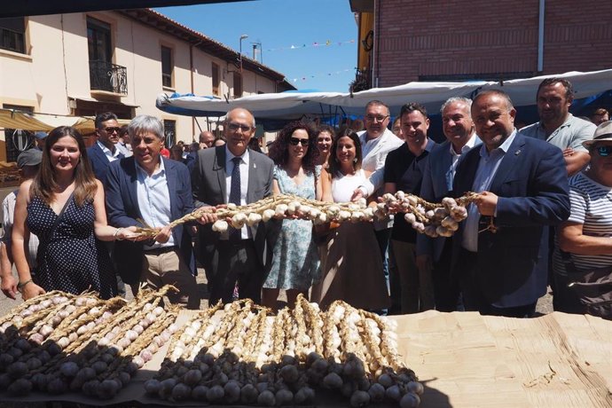 Representantes institucionales en la feria del ajo de Santa Marina.