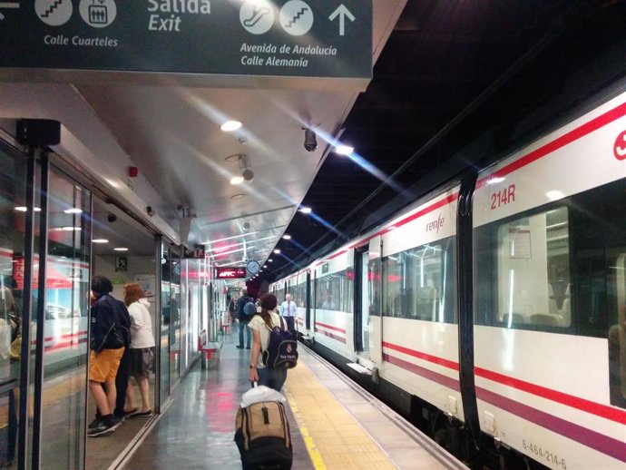 Viajeros en la estación Centro-Alameda del tren de Cercanías de Renfe en Málaga.