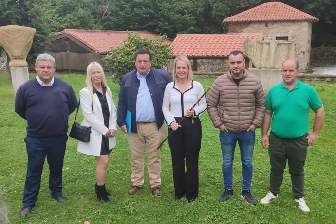 Archivo - Nuevo equipo de Gobierno de Santillana del Mar, con Sara Izquierdo (PRC) como alcaldesa tras la moción de censura al socialista Ángel Rodríguez