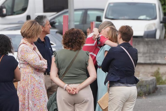 La consejera vasca de Gobernanza, Administración Digital y Autogobierno, Maria Ubarretxena (3d), y la diputada general de Guipúzcoa, Eider Mendoza (2d), durante el velatorio del diputado de Hacienda y Finanzas de Guipúzcoa, Jokin Perona, en el tanatorio R