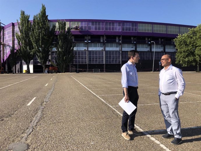 Pedro Herrero y Luis Vélez, con el estadio al fondo.