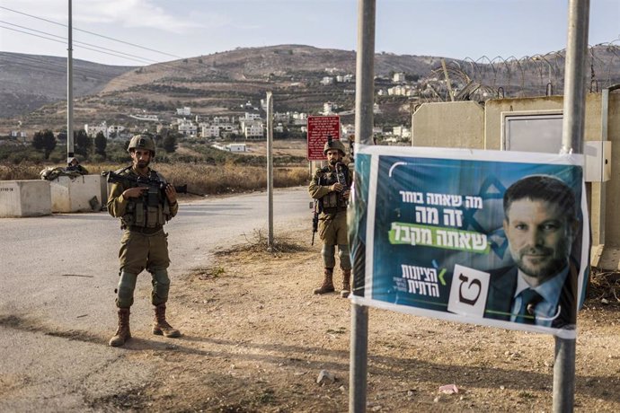 Archivo - Varios militares israelíes junto a una pancarta con la imagen del ministro de Finanzas, Bezalel Smotrich.