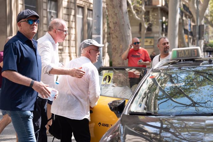 El abogado de Carles Puigdemont, Gonzalo Boye, coge un taxi en la zona donde Carles Puigdemont hizo su discurso.