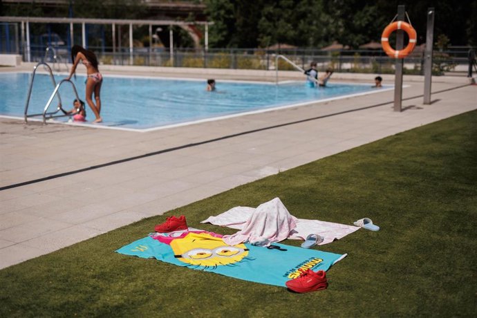 Archivo - Toallas infantiles en el césped de una piscina el día de apertura de las piscinas públicas, en la piscina del Centro Deportivo Municipal (CDM) José María Cagigal