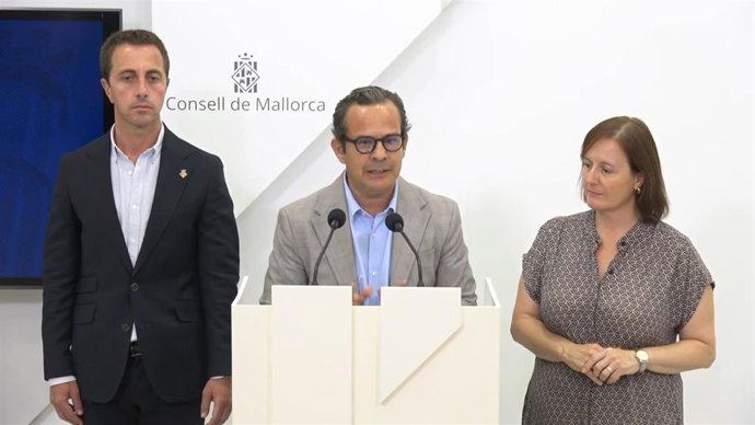 El conseller de Presidencia del Consell de Mallorca, Antoni Fuster, informando sobre la compra de un inmueble para la creación de un centro de crisis para víctimas de violencia sexual.