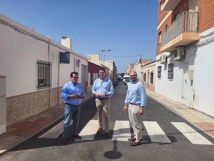 El alcalde de Níjar, José Francisco Garrido, y el diputado de Fomento, Antonio J. Rodríguez, acompañados por el concejal de Urbanismo, Manuel Herrero, visitan las calles en las que se ha acometido el proyecto Urbanizaciones.