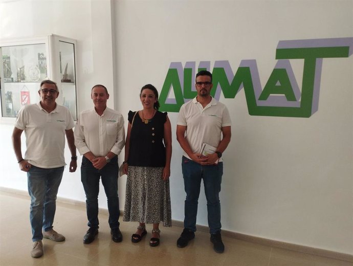 La portavoz del grupo municipal Con Málaga, Toni Morillas, tras reunión mantenida con la junta directiva de la Asociación Unificada de Autónomos del Taxi (Aumat)