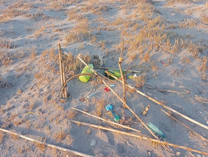 Basura en el Parque Natural de Cabo de Gata-Níjar de Almería.