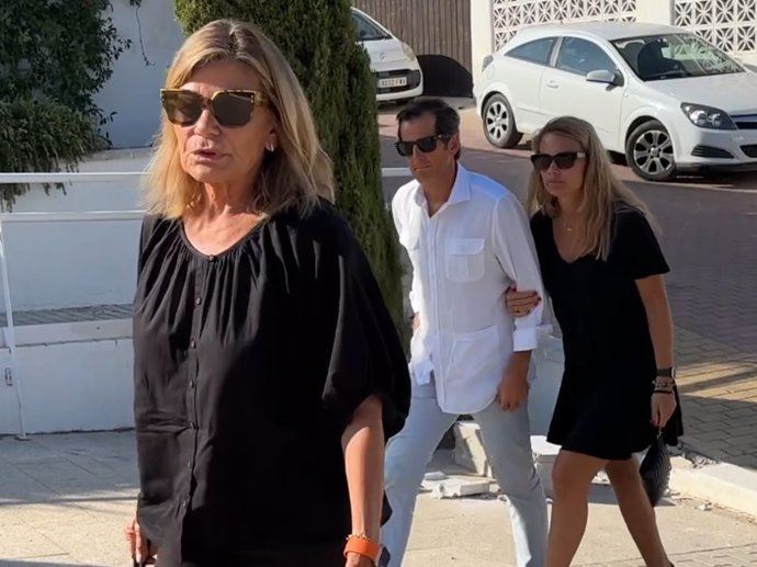 Cari Lapique, Carla Goyanes y Jorge Benguría, a su llegada a la incineración de Carlos Goyanes este jueves en Marbella