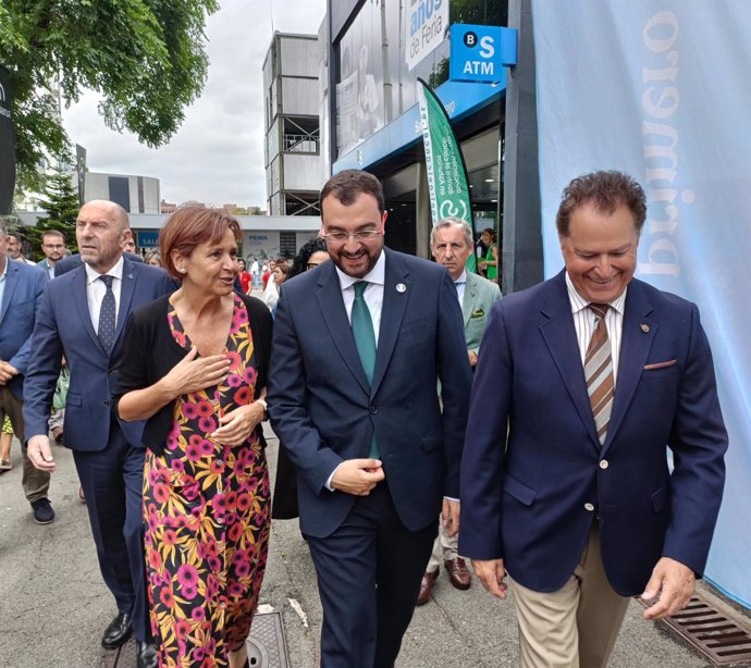 El presidente del Principado de Asturias, Adrián Barbón, entre la alcaldesa de Gijón, Carmen Moriyón, y el presidente de la Cámara de Comercio de Gijón, Félix Baragaño, durante la visita institucional a la 67 edición de Fidma, en Gijón.