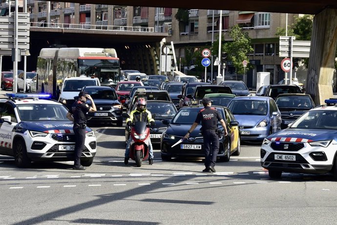 Agents dels Mossos d'Esquadra efectuen un control policial en la plaa d'Ildelfons Cerd, a 8 d'agost de 2024 a Barcelona