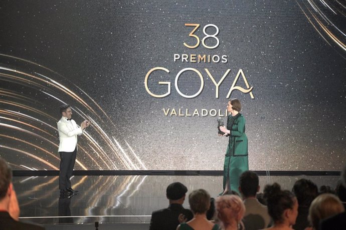 Archivo - El cineasta Juan Antonio Bayona entrega a la actriz estadounidense Sigourney Weaver el Goya Internacional durante la gala de la 38 edición de los Premios Goya, en el Auditorio Feria de Valladolid, el pasado febrero