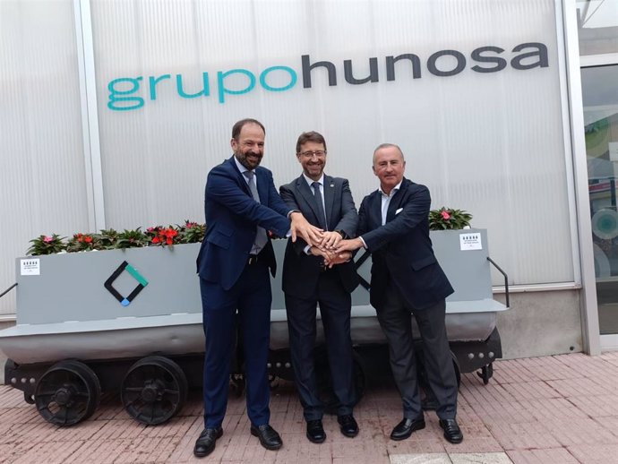 (De Dcha A Izda) El Director General Del Banco Sabadell Herrero, Pablo Junceda, El Presidente Del Grupo Hunosa, Enrique Fernández, Y El Director General Corporativo De Hunosa, Antonio Crespo, En El Pabellón De Hunosa En La Fidma.