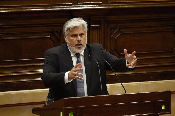 El presidente de Junts en el Parlament, Albert Batet, interviene durante el debate