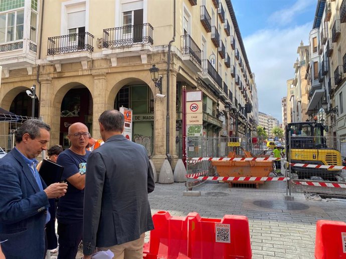 El concejal de Promoción de la Ciudad, Miguel Sainz,  el concejal de Urbanismo, Infraestructuras y ciudad circular, Javier Martínez, y el arqueólogo, Juan Manuel Tudanca, en las obras de la Calle Sagasta