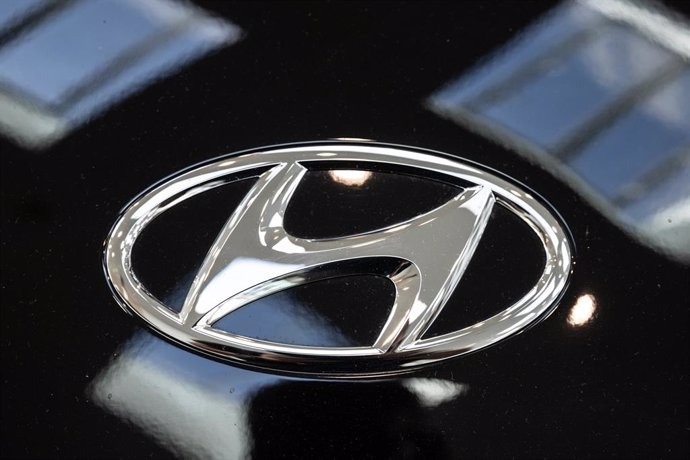 Archivo - FILED - 11 September 2023, Hesse, Offenbach am Main: The logo of the Korean car manufacturer Hyundai, photographed on a vehicle in the showroom of the company headquarters in Offenbach.