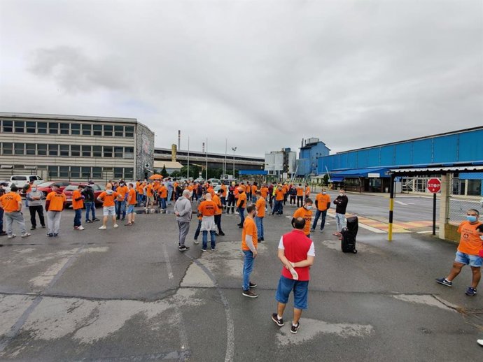 Archivo - Asamblea de trabajadores de la antigua Alu Ibérica de A Coruña