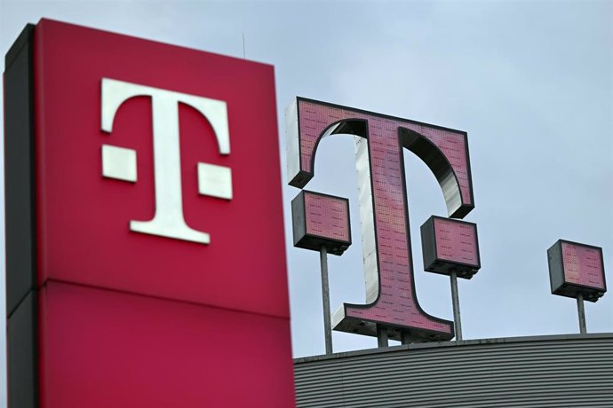 Archivo - FILED - 24 February 2022, North Rhine-Westphalia, Bonn: Deutsche Telekom's logo is seen on the roof of the company's headquarters. Photo: Federico Gambarini/dpa