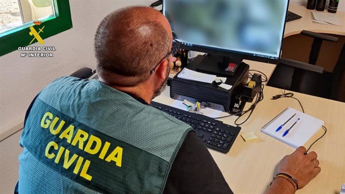 Un agente de la Guardia Civil trabajando en la investigación de un caso