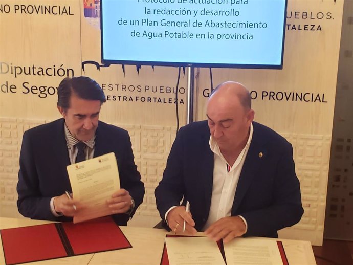 El consejero (I) junto al presidente de la Diputación (D) en la firma del protocolo.